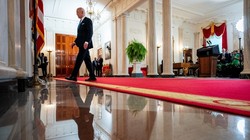 Tổng thống Mỹ Joe Biden rời đi sau khi nói chuyện với giới truyền thông tại Nhà trắng vào ngày 1/7 tại Washington, DC (Ảnh: Getty)