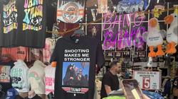 Áo phông in hình Donald Trump bị thương đang giơ nắm đấm được bán tại lối đi bộ ở New Jersey (Ảnh: X)