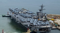 Theodore Roosevelt (CVN 71), tàu sân bay chạy bằng năng lượng hạt nhân của Mỹ đang neo đậu ở Busan (Ảnh: AP)