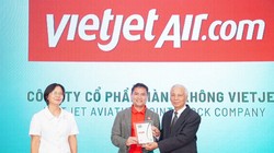Ông Nguyễn An Di, Giám đốc Nhân sự Vietjet (giữa), nhận giải thưởng tôn vinh Top 50 doanh nghiệp phát triển bền vững từ ban tổ chức