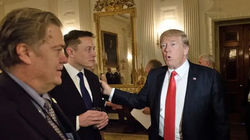 Elon Musk (giữa) gặp ông Donald Trump tại Nhà Trắng năm 2017 (Ảnh: GEtty)