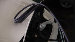 Một số ban quản lý tòa nhà đã khuyến cáo chủ sở hữu xe điện Hàn Quốc nên thận trọng khi sạc ô tô (Ảnh: SCMP)