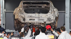 Các quan chức từ nhiều ban ngành tiến hành khám nghiệm chiếc xe điện bị cháy lần thứ hai, trong vụ cháy tại một khu chung cư vào ngày 1/8 (Ảnh: Reuters)