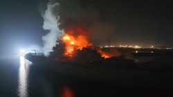 Tàu sân bay Minsk của Liên Xô cũ bốc cháy trên đầm phá ở Trung Quốc cuối tuần qua (Ảnh: The Sun)