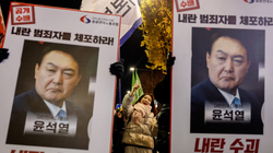 Người biểu tình giăng biểu ngữ phản đối Tổng thống Hàn Quốc Yoon Suk Yeol và kêu gọi ông từ chức ở Seoul, Hàn Quốc, ngày 5/12. Ảnh: Reuters.