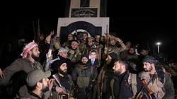 Các chiến binh nổi dậy tập trung tại Homs sau khi Bộ chỉ huy quân đội Syria thông báo cho các sĩ quan rằng sự cai trị kéo dài 24 năm của Tổng thống Bashar al-Assad đã chấm dứt. Ảnh: Reuters.