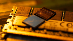 Các mô-đun HBM 12 lớp, ở trên, và các mô-đun khác của Samsung Electronic được sắp xếp tại Seoul, Hàn Quốc vào ngày 4/4. Ảnh: Bloomberg.