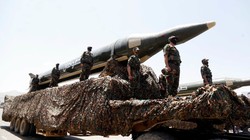 Nhóm Houthi trình diễn tên lửa trong cuộc diễu hành ở thủ đô Sana'a, ngày 21/9/2023. Ảnh: Getty.