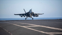 Một chiếc F/A-18 Super Hornet hạ cánh trên sàn đáp tàu USS Dwight D. Eisenhower vào tháng 4. Ảnh: Hải quân Mỹ.