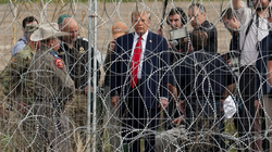 Khi còn là ứng cử viên Tổng thống, ông Donald Trump đã đến thăm biên giới Mỹ-Mexico tại Eagle Pass, Texas vào tháng 2. Ảnh: Reuters.