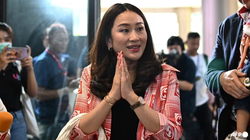 Thủ tướng Thái Lan Paetongtarn Shinawatra cầm túi xách khi đến trụ sở đảng ở Bangkok vào ngày 14/5/2023. Ảnh: AFP.