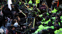 Những người biểu tình phản đối ông Yoon Suk Yeol đụng độ với các sĩ quan cảnh sát khi họ tuần hành về phía dinh thự của Tổng thống Hàn Quốc sau khi các nhà điều tra không thể thực hiện lệnh bắt giữ trong hôm 3/1. Ảnh: Reuters.