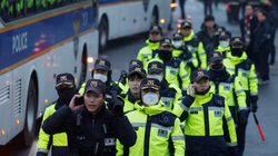 Lực lượng cảnh sát tại khu vực gần nơi ở của Tổng thống Yoon Suk Yeol. Ảnh: Reuters.