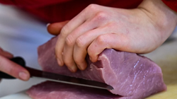 Một người bán thịt ở Đức chuẩn bị thịt lợn. Bộ Nông nghiệp Hàn Quốc đã cấm nhập khẩu tất cả thịt lợn từ Đức sau khi dịch lở mồm long móng bùng phát gần đây. Ảnh: DPA.