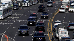 Đoàn xe được cho là chở Tổng thống Hàn Quốc bị luận tội Yoon Suk Yeol đi trên một con đường ở Seoul, Hàn Quốc, ngày 15/1. Ảnh Reuters.