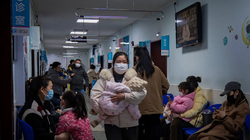 Tỷ lệ sinh đẻ giảm khiến các bệnh viện phải đóng cửa các khoa sản và chật vật trả lương cho bác sĩ và y tá. Ảnh: Chinatopix.