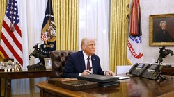 Tổng thống Mỹ Donald Trump ký hàng loạt sắc lệnh hành pháp. Ảnh: Getty.