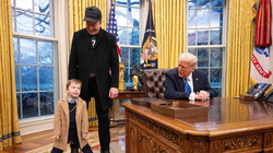 Tổng thống Mỹ Donald Trump nói chuyện với con trai X của Elon Musk tại Phòng Bầu dục. Ảnh: AFP.