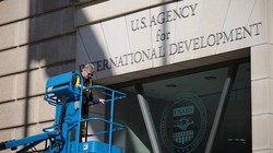Một công nhân tháo biển hiệu USAID vào ngày 7/2 tại Washington, DC. Ảnh: Getty.