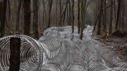 Hệ thống dây thép gai ở vùng Sumy phía bắc Ukraine, giáp với vùng Kursk của Nga. Các nhà phân tích cho biết việc mất đi một trong những nhà tài trợ quan trọng nhất của Kiev sẽ khiến Nga dễ dàng tấn công các tuyến phòng thủ của Ukraine hơn. Ảnh NYTimes.
