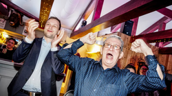 Lãnh đạo đảng Demokraatit, Jens-Frederik Nielsen, phản ứng trong bữa tiệc bầu cử tại quán cà phê Killut ở Nuuk, Greenland ngày 12/3. Ảnh: Reuters.