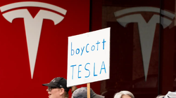 Những người biểu tình phản đối Elon Musk và Tesla ở Seattle, Mỹ vào tháng trước. Ảnh: Getty.