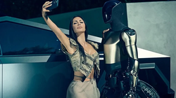 Kim Kardashian tạo dáng chụp ảnh bên chiếc Cybertruck và robot Optimus của Tesla. Ảnh: Thread.