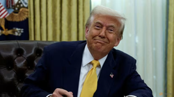 Tổng thống Mỹ Donald Trump ký lệnh hành pháp tại Phòng Bầu dục của Nhà Trắng ở Washington, DC, ngày 7/3. Ảnh: Reuters.