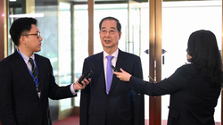 Thủ tướng Hàn Quốc Han Duck-soo phát biểu với giới truyền thông khi ông đến Khu phức hợp Chính phủ ở Seoul vào ngày 24/3. Ảnh: Reuters.