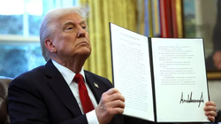 Tổng thống Mỹ Donald Trump tuyên bố áp mức thuế 25% đối với ô tô nhập khẩu. Ảnh: AFP.