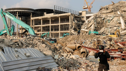 Các nhân viên cứu hộ tại hiện trường một tòa nhà bị sập ở Bangkok, Thái Lan trong hôm 29/3, sau trận động đất mạnh trong hôm trước đó. Ảnh: Reuters.