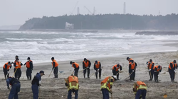 Cảnh sát tìm kiếm manh mối về những người mất tích trong thảm họa động đất và sóng thần năm 2011 gần nhà máy điện hạt nhân Fukushima Daiichi vào ngày kỷ niệm 14 năm thảm họa, tại thị trấn Namie, tỉnh Fukushima, Nhật Bản hôm 11/3. Ảnh: Reuters.