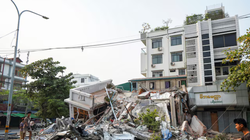 Toàn cảnh một tòa nhà bị sập sau trận động đất mạnh ở Mandalay, Myanmar, ngày 30/3. Ảnh: Reuters.