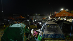 Một người phụ nữ nghỉ ngơi gần những chiếc lều tạm dựng ngoài trời ở Mandalay vào ngày 31/3, ba ngày sau trận động đất chết người ở Myanmar. Ảnh: AFP.