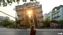 Một nhà sư đi ngang qua một tòa nhà bị sập ở Mandalay vào ngày 1/4, vài ngày sau trận động đất kinh hoàng ở Myanmar. Ảnh: AFP.