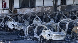 Cảnh tượng những chiếc xe bị cháy rụi tại một đại lý xe hơi Tesla ở ngoại ô Rome, Italy vào ngày 31/3. Ảnh: ANSA.