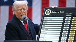 Tổng thống Mỹ Donald Trump giơ tấm bảng nêu mức thuế cụ thể cho từng quốc gia. Ảnh: AFP.