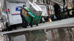 Các gói hàng bán lẻ được vận chuyển đến Mỹ có giá trị 800 USD trở xuống từ nước ngoài sẽ không còn được miễn thuế nữa. Ảnh: Reuters.