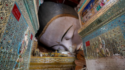 Một bức tượng Phật nằm bị hư hại được chụp bên trong một ngôi chùa sau trận động đất mạnh ở Mandalay, Myanmar, ngày 3/4. Ảnh: Reuters.