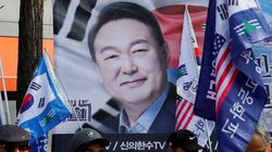 Những người biểu tình đứng trước biểu ngữ có ảnh ông Yoon Suk-yeol khi mọi người chờ đợi phán quyết của Tòa án Hiến pháp về việc luận tội Tổng thống, ngày 4/4. Ảnh: Reuters.