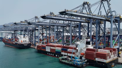 Hình ảnh chụp bằng máy bay không người lái cho thấy các container tại cảng Kwai Chung ở Hong Kong, Trung Quốc, vào ngày 3/4. Ảnh: Reuters.