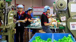 Nhân viên làm việc trên dây chuyền sản xuất đồ chơi trẻ em tại một nhà máy ở tỉnh Giang Tây. Bắc Kinh đã kêu gọi đoàn kết trên toàn quốc sau khi chính quyền tung ra một loạt các biện pháp đối phó với thuế quan của Mỹ. Ảnh: Reuters.