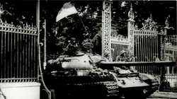 Bức ảnh Xe tăng Quân giải phóng tiến vào Dinh Độc Lập trưa 30/4/1975. Ảnh: Trần Mai Hưởng/TTXVN.