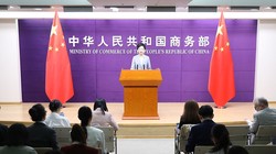 Ông He Yongqian, người phát ngôn Bộ Thương mại Trung Quốc, phát biểu tại cuộc họp báo thường kỳ, Bắc Kinh, Trung Quốc, ngày 1/4. Ảnh: Getty.