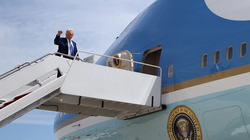 Tổng thống Mỹ Donald Trump lên chiếc Không lực Một tại Căn cứ chung Andrews, Maryland, vào ngày 12/5. Ảnh: Getty.