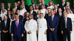 Tổng thống Donald Trump (dưới bên trái) và Jensen Huang (dưới bên phải) chụp ảnh cùng gia đình hoàng gia Arab Saudi và các nhà lãnh đạo công nghệ khác của Mỹ tại một diễn đàn đầu tư kinh doanh Saudi-Mỹ. Ảnh: Getty.