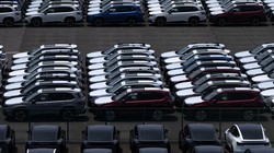 Xe thể thao đa dụng Subaru và xe điện Tesla đang chờ vận chuyển đang đỗ tại một cảng vào ngày 7/1 tại Yokohama, Nhật Bản. Ảnh: Getty.