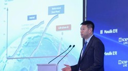 Chuyên gia AI của Alibaba Hoàng Phi phát biểu tại Hội nghị SCMP Trung Quốc 2025 ngày 8/7. Ảnh: SCMP.