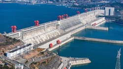 Nước tràn ra từ Đập Tam Hiệp qua chín cửa xả lũ để dự phòng thêm sức chứa cho lũ lụt từ thượng nguồn sông Dương Tử. Ảnh: Getty.