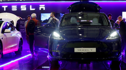 Tesla Model Y được trưng bày tại triển lãm Everything Electric tại trung tâm triển lãm và hội nghị quốc tế ExCeL London, Anh ngày 28/3/2024. Ảnh: Reuters.